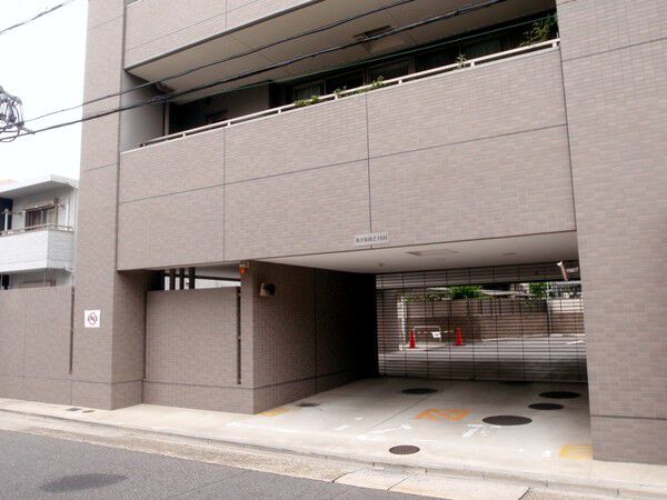【ライオンズ代官町レジデンス】駐車場
