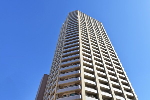 【キャメリアタワー川口】外観はタイル貼。落ち着きのあるベージュを基調にしています。 【キャメリアタワー川口】外観はタイル貼。落ち着きのあるベージュを基調にしています。